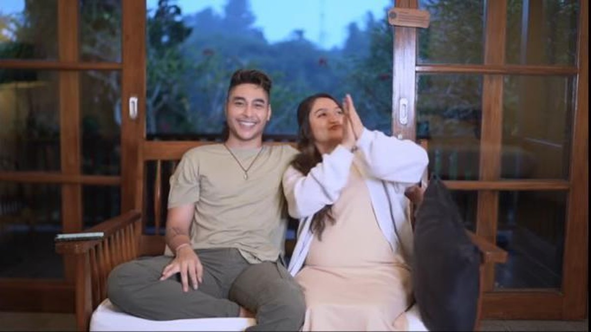 Siti Badriah baru saja mengumumkan kabar bahagia kehamilan anak pertamanya&period; Yuk intip potret perdana Siti pamer baby bump&excl;