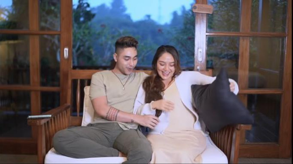 Siti Badriah baru saja mengumumkan kabar bahagia kehamilan anak pertamanya&period; Yuk intip potret perdana Siti pamer baby bump&excl;