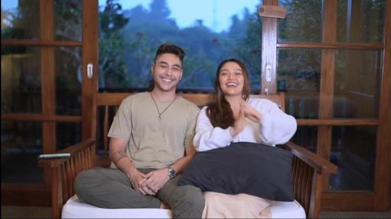 7 Potret Perdana Siti Badriah Pamer Baby Bump yang Sudah Besar Siti Badriah baru saja mengumumkan kabar bahagia kehamilan anak pertamanya. Yuk intip potret perdana Siti pamer baby bump!