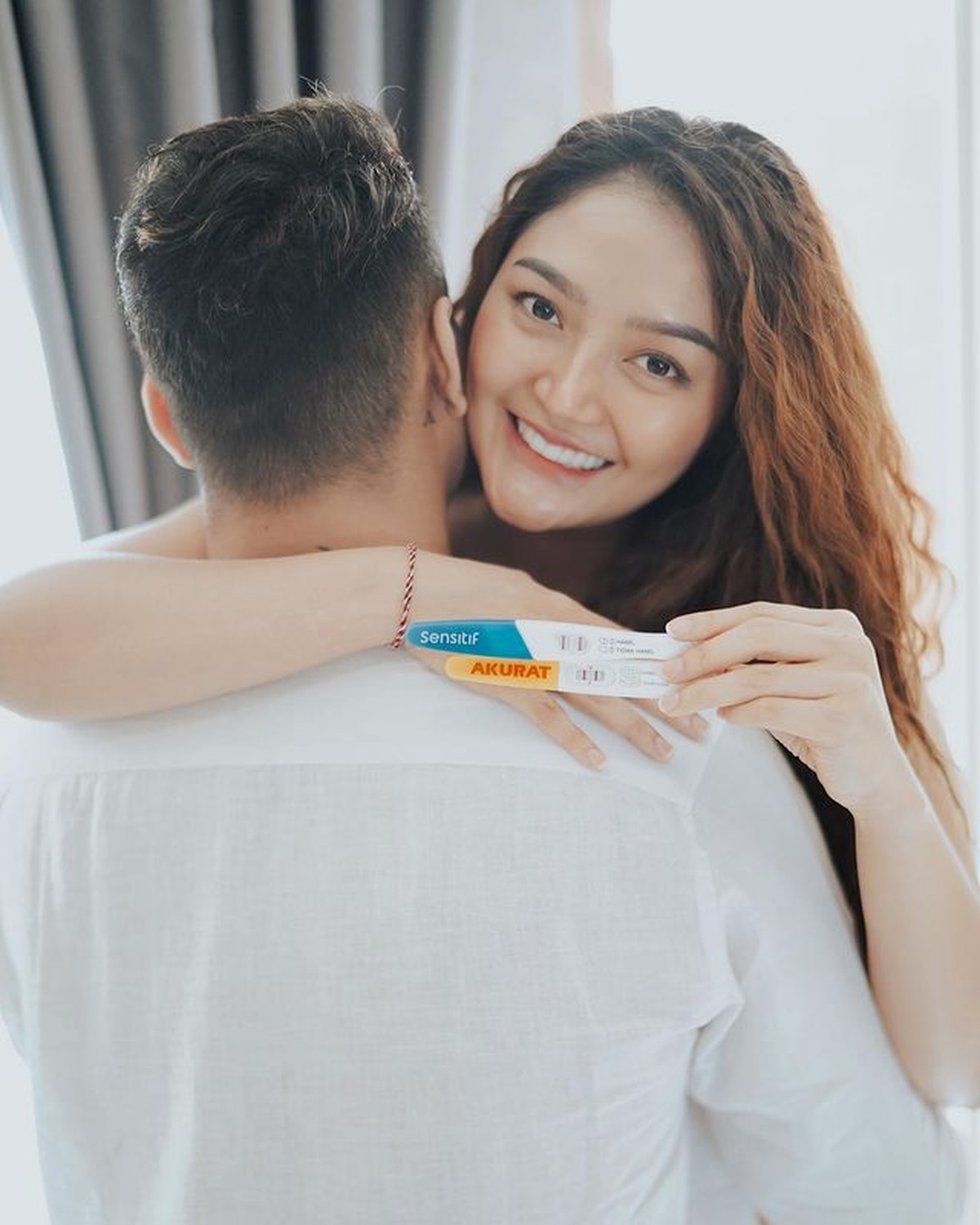 Siti Badriah baru saja mengumumkan kabar bahagia kehamilan anak pertamanya&period; Yuk intip potret perdana Siti pamer baby bump&excl;