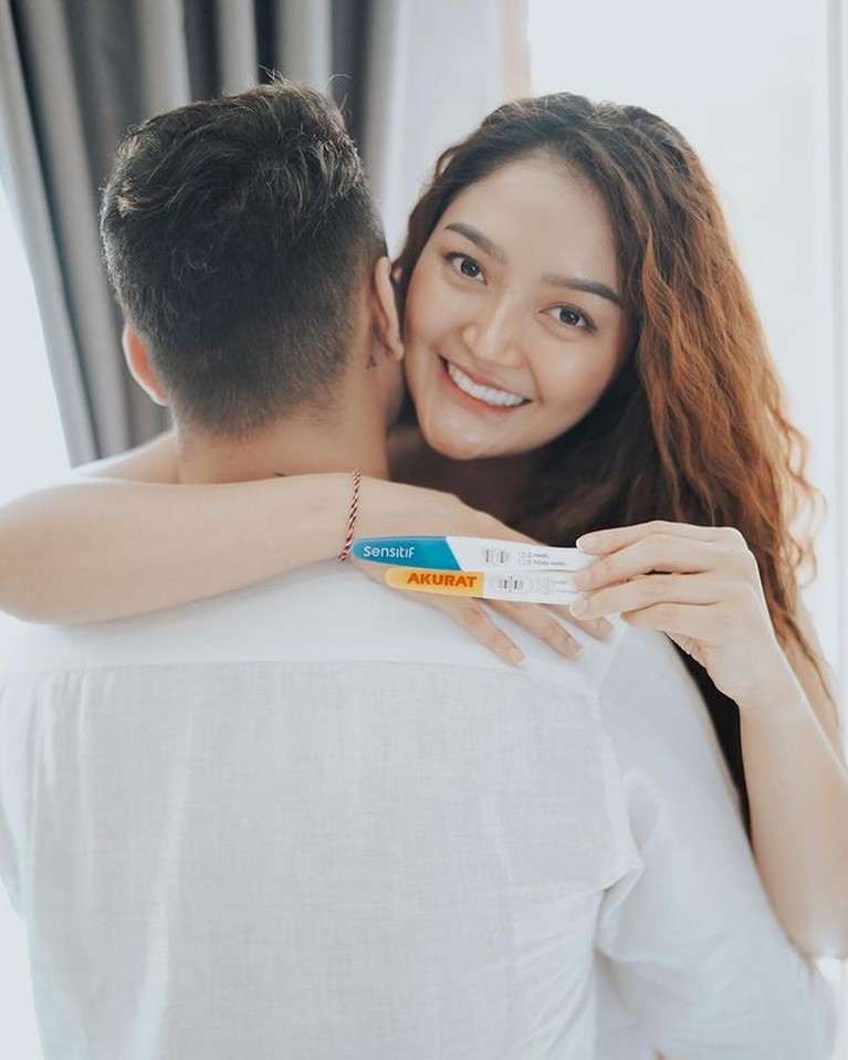 Siti Badriah baru saja mengumumkan kabar bahagia kehamilan anak pertamanya. Yuk intip potret perdana Siti pamer baby bump!