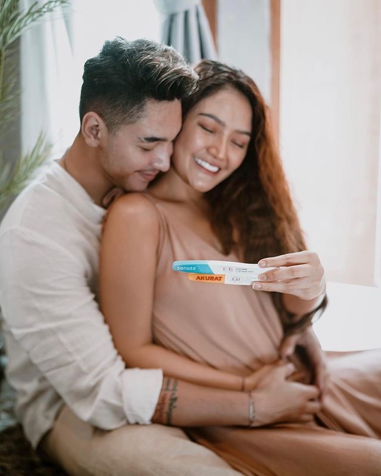 7 Potret Perdana Siti Badriah Pamer Baby Bump yang Sudah Besar Siti Badriah baru saja mengumumkan kabar bahagia kehamilan anak pertamanya. Yuk intip potret perdana Siti pamer baby bump!