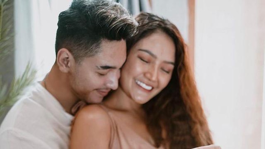 Siti Badriah baru saja mengumumkan kabar bahagia kehamilan anak pertamanya. Yuk intip potret perdana Siti pamer baby bump!