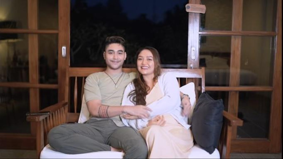 Siti Badriah baru saja mengumumkan kabar bahagia kehamilan anak pertamanya&period; Yuk intip potret perdana Siti pamer baby bump&excl;