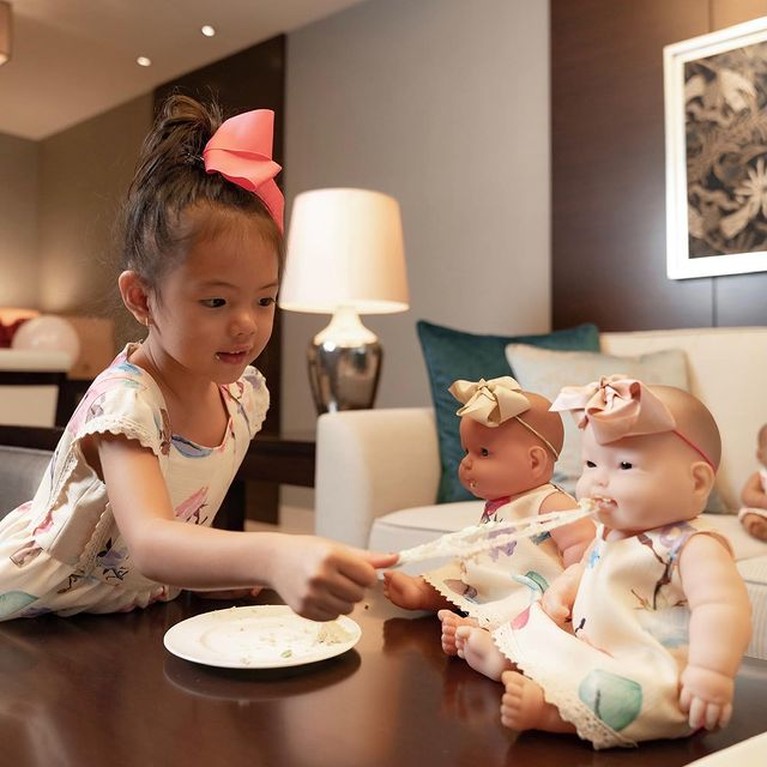 Anak bungsu Farah Quinn, Amaira merayakan ulang tahunnya yang ke-3 bareng boneka-boneka lucu. Yuk intip!