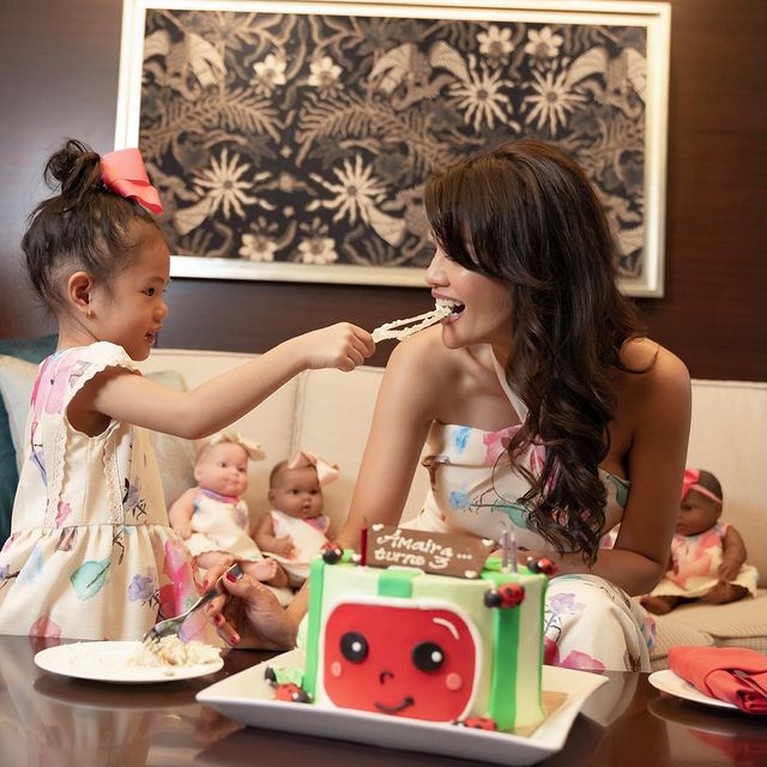 8 Foto Ultah Amaira Anak Farah Quinn yang ke-3th Bareng Boneka Anak bungsu Farah Quinn, Amaira merayakan ulang tahunnya yang ke-3 bareng boneka-boneka lucu. Yuk intip!