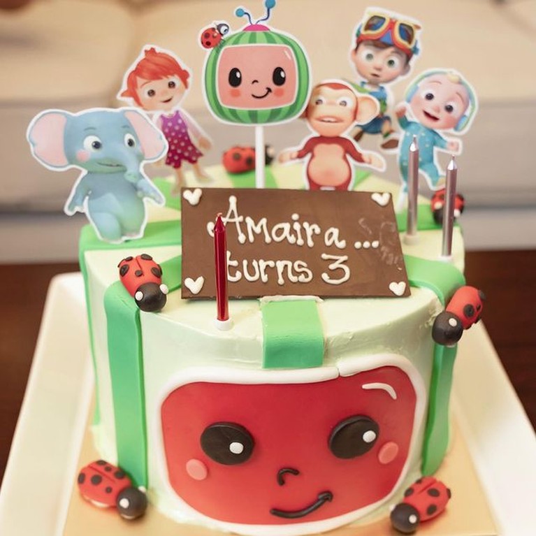 8 Foto Ultah Amaira Anak Farah Quinn yang ke-3th Bareng Boneka Anak bungsu Farah Quinn, Amaira merayakan ulang tahunnya yang ke-3 bareng boneka-boneka lucu. Yuk intip!