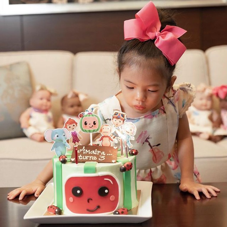 8 Foto Ultah Amaira Anak Farah Quinn yang ke-3th Bareng Boneka Anak bungsu Farah Quinn, Amaira merayakan ulang tahunnya yang ke-3 bareng boneka-boneka lucu. Yuk intip!