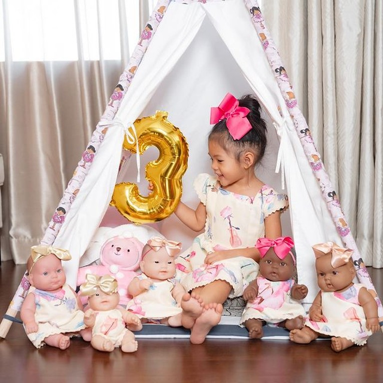 8 Foto Ultah Amaira Anak Farah Quinn yang ke-3th Bareng Boneka Anak bungsu Farah Quinn, Amaira merayakan ulang tahunnya yang ke-3 bareng boneka-boneka lucu. Yuk intip!