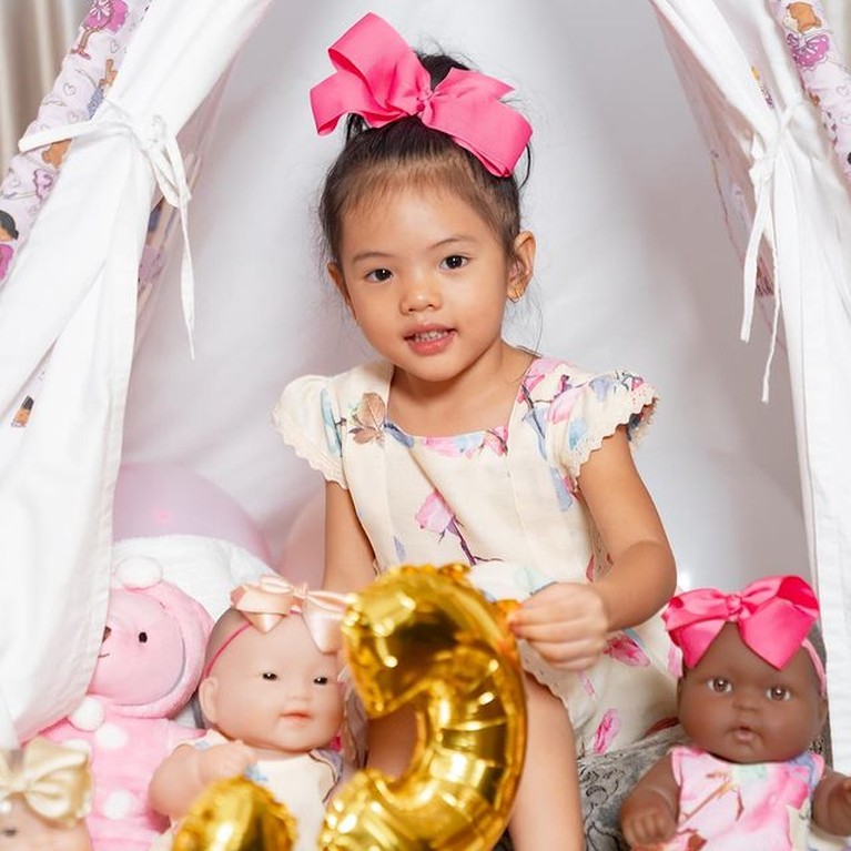 Anak bungsu Farah Quinn, Amaira merayakan ulang tahunnya yang ke-3 bareng boneka-boneka lucu. Yuk intip!