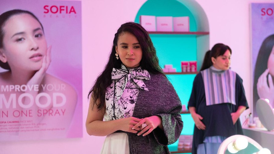 A World Without A WORLD WITHOUT (L to R) MAIZURA as ULFAH in A WORLD WITHOUT Cr. COURTESY OF NETFLIX © 2021