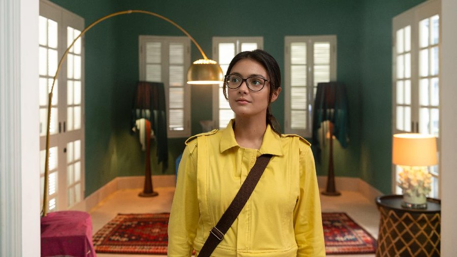A WORLD WITHOUT (L to R) MAIZURA as ULFAH in A WORLD WITHOUT Cr. COURTESY OF NETFLIX © 2021