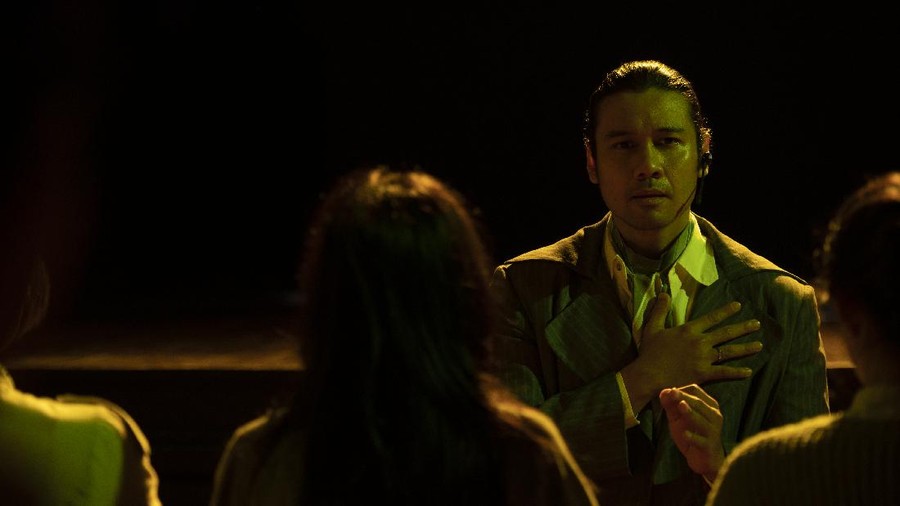A WORLD WITHOUT (L to R) MAIZURA as ULFAH in A WORLD WITHOUT Cr. COURTESY OF NETFLIX © 2021