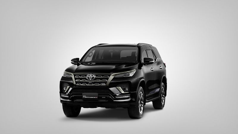 Fortuner GR Sport tampil lebih kuat dengan desain baru yang lebih segar sehingga tampak kian dominan dan berkelas.