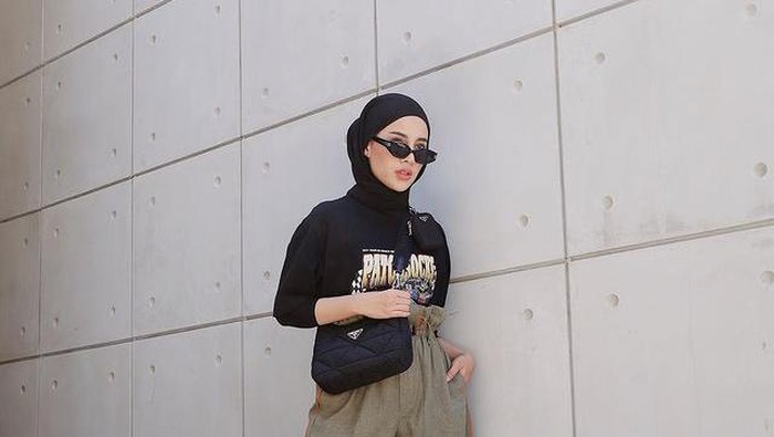 Inspirasi Gaya Kasual yang Chic ala Aghnia Punjabi