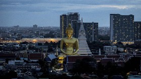 FOTO: Patung Buddha Menjulang 69 Meter di Bangkok