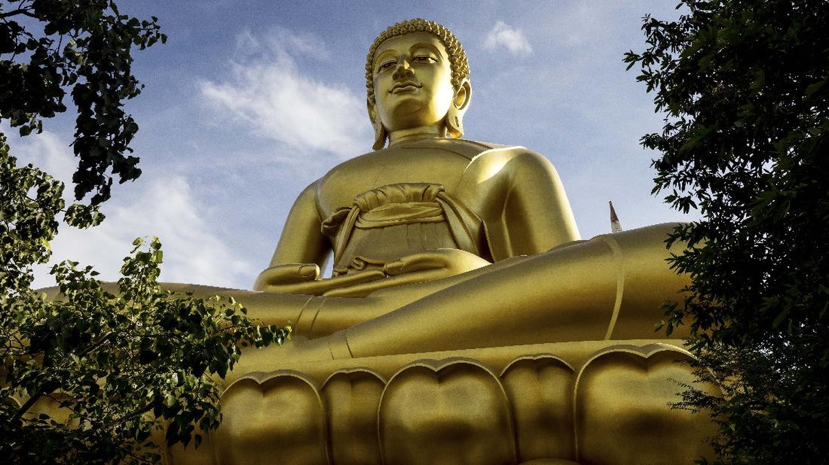 FOTO: Patung Buddha Menjulang 69 Meter di Bangkok