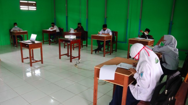 Subsatgas Prokes PON Mimika mengunjungi sejumlah sekolah yang telah menjalankan PTM dan mengingatkan pentingnya penerapan prokes di mana saja, kapan saja.