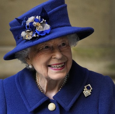 Ratu Elizabeth II Pertama Kali Pakai Tongkat saat Hadiri Acara Besar