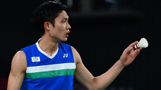 Chou Tien Chen kecewa setelah wasit mengesahkan blok depan net pemain Indonesia Anthony Sinisuka Ginting pada pertandingan Grup A Thomas Cup 2021.