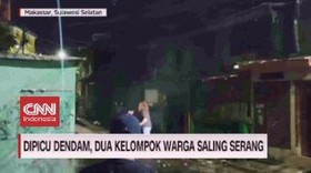 VIDEO: Dipicu Dendam, Dua Kelompok Warga Saling Serang