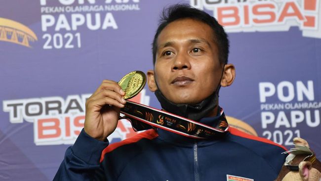 Atlet kempo Sumatera Barat, Ari Pramanto, tak kuasa menahan air mata usai meraih medali emas PON Papua 2021. Bonus yang diterima akan dipakai melunasi utang.