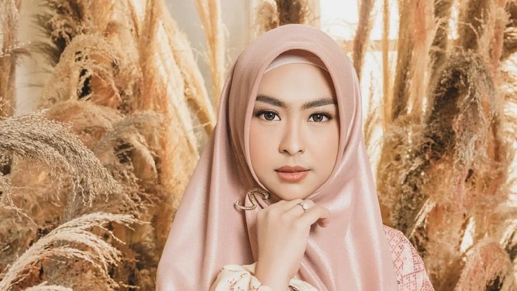 Foto gaya hijab Oki, Ria Ricis dan Shindy.