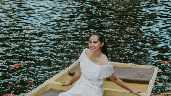 8 Transformasi Gaya Maudy Koesnaedi, dari Era 90an Sampai Sekarang! Elegan Banget dan Awet Muda