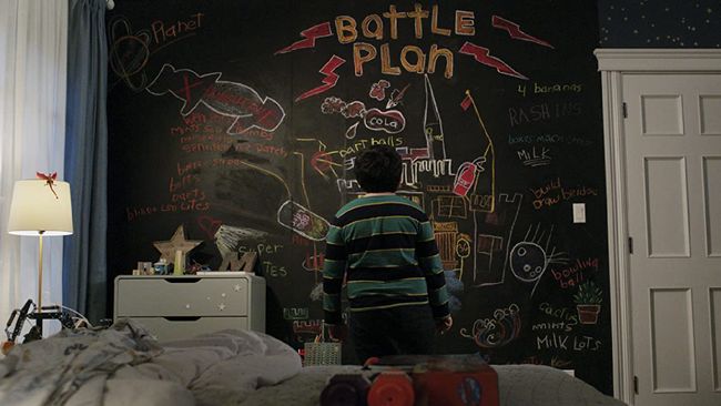 Trailer Home Sweet Home Alone menampilkan kekacauan ketika Max Mercer (Archie Yates) sendirian di rumah.