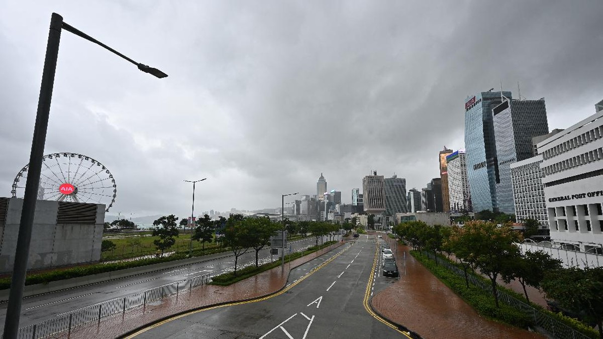 FOTO: Hong Kong Siaga Badai Kompasu