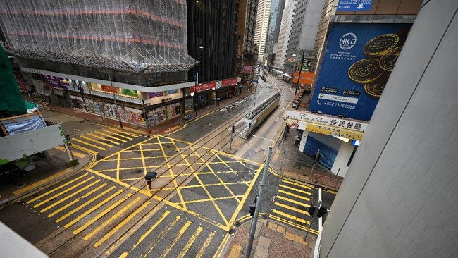 FOTO: Hong Kong Siaga Badai Kompasu
