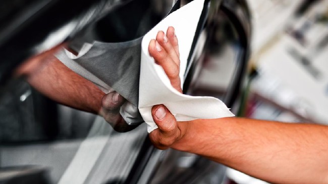 Jika baret mobil tak terlalu dalam dan panjang, sebenarnya masih bisa diobati sendiri menggunakan barang-barang yang mudah ditemukan.