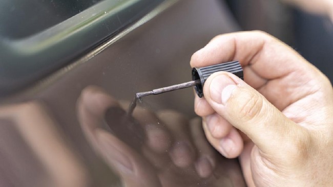 Jika baret mobil tak terlalu dalam dan panjang, sebenarnya masih bisa diobati sendiri menggunakan barang-barang yang mudah ditemukan.