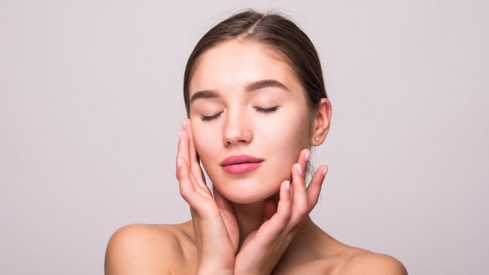 Hentikan 4 Kebiasaan dalam Merawat Kulit yang Bisa Membuatmu 'Gagal' Glowing di Tahun Baru Hentikan 4 Kebiasaan dalam Merawat Kulit yang Bisa Membuatmu 'Gagal' Glowing di Tahun Baru