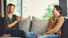 6 Zodiak yang Dikenal Mudah Bergaul
