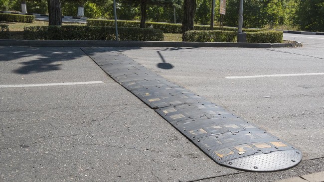 Polisi tidur yang dicat menyerupai zebra cross di Jakarta Utara viral karena membuat banyak pengendara sepeda motor jatuh.