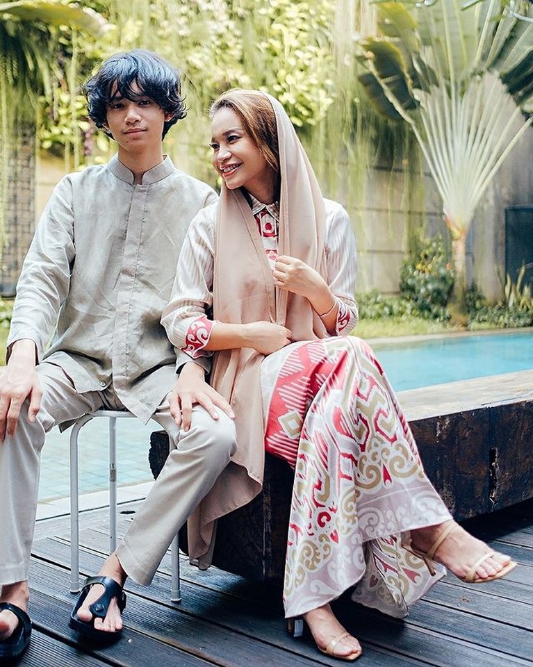 Intip 9 Sudut Rumah Mewah Baru Rossa Rp20 Miliar untuk Orang Tuanya Rossa membuat rumah mewah baru untuk kedua orangtuanya ditaksir seharga Rp20 miliar. Yuk intip sudut rumah baru Rossa!