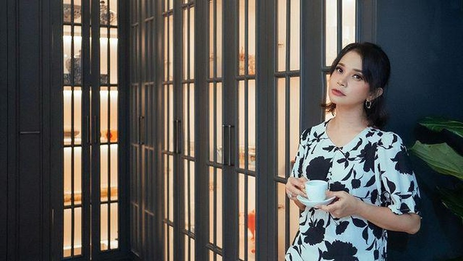 Rossa membuat rumah mewah baru untuk kedua orangtuanya ditaksir seharga Rp20 miliar. Yuk intip sudut rumah baru Rossa!
