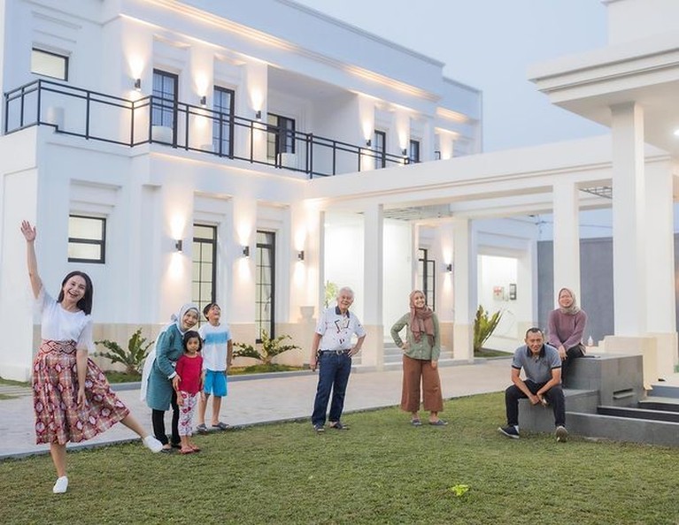 Intip 9 Sudut Rumah Mewah Baru Rossa Rp20 Miliar untuk Orang Tuanya Rossa membuat rumah mewah baru untuk kedua orangtuanya ditaksir seharga Rp20 miliar. Yuk intip sudut rumah baru Rossa!