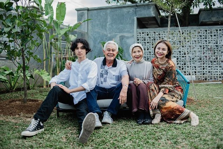 Intip 9 Sudut Rumah Mewah Baru Rossa Rp20 Miliar untuk Orang Tuanya Rossa membuat rumah mewah baru untuk kedua orangtuanya ditaksir seharga Rp20 miliar. Yuk intip sudut rumah baru Rossa!