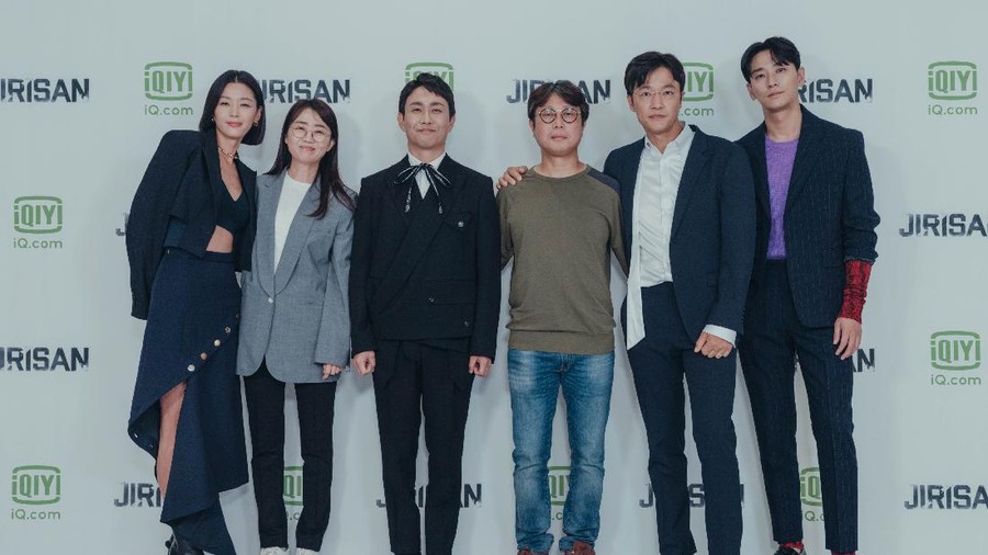 Para pemain drama Korea Jirisan usai konferensi pers pada Rabu (13/10/2021).