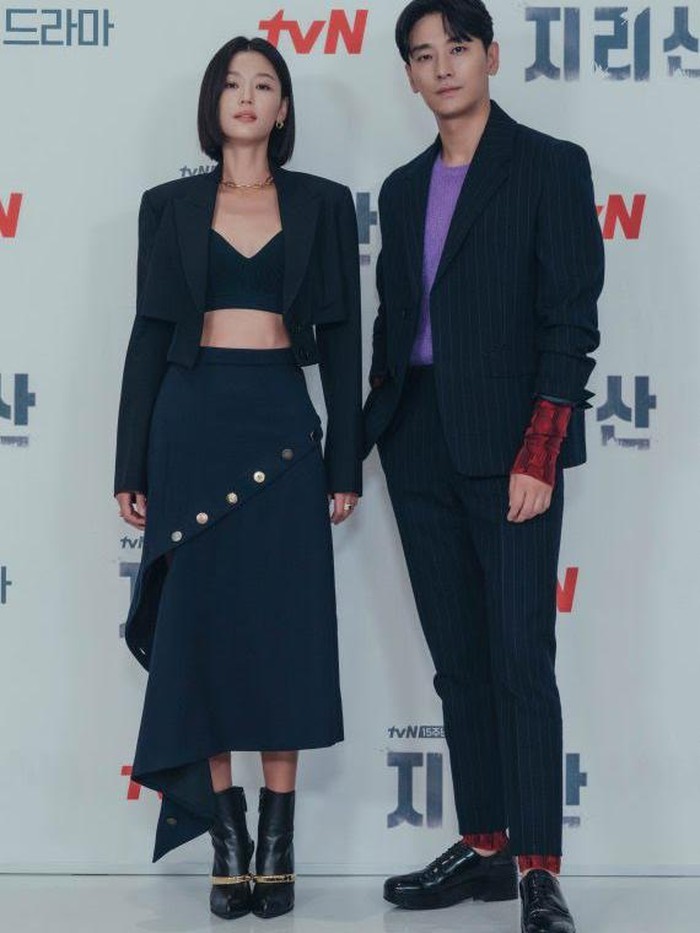 Bersanding dengan sang lawan main, Ju Ji Hoon, potret Jun Ji Hyun menuai perhatian fans, lho. Dengan mengenakan crop top dan blazer, banyak fans salah fokus dengan garis abs di perut Jun Ji Hyun!/Foto: koreaboo.com