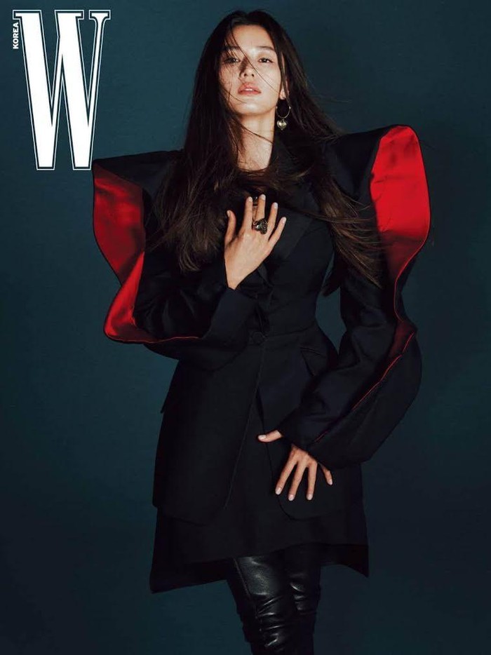 Tubuh berotot dan garis abs yang ia miliki didapatkan dengan gaya hidup yang sehat, Beauties. Jun Ji Hyun sempat memberitahukan rahasianya, yaitu ia rajin bangun pagi dan berolahraga untuk menjaga kesehatan dan tubuh fit miliknya./Foto: Courtesy of W Magazine