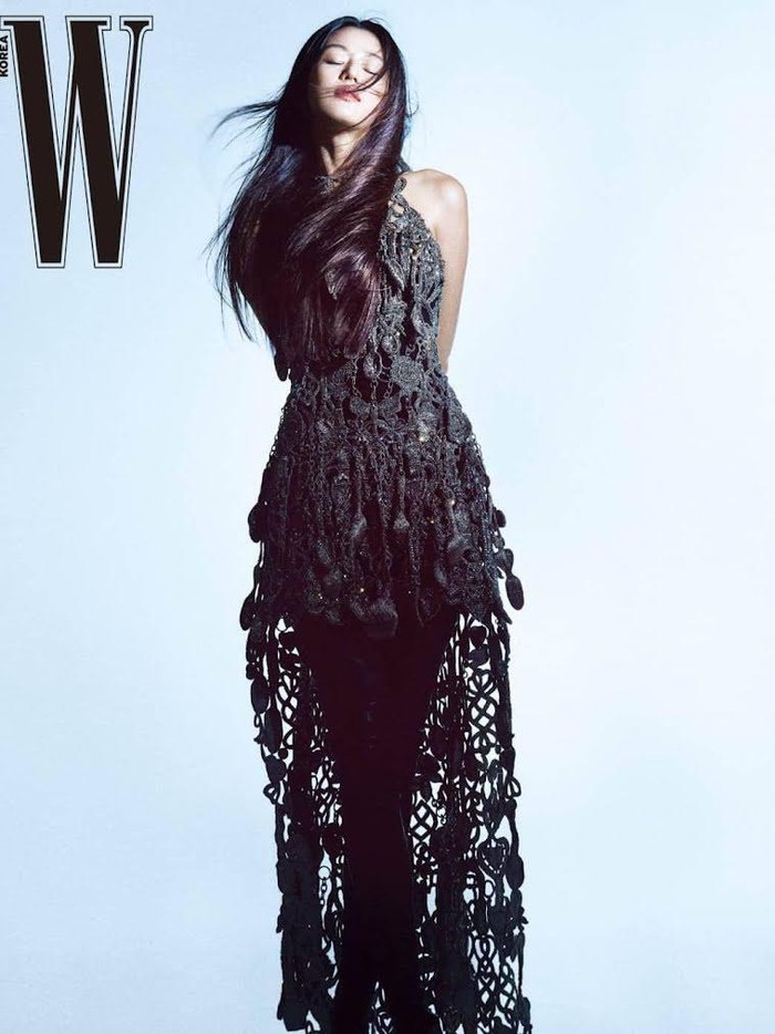 Dalam satu minggu, Jun Ji Hyun memiliki tiga sesi pilates, lho. Bahkan satu jam sebelum memulai pilates, ia rutin melakukan cardio. Bahkan, Jun Ji Hyun mengutamakan kegiatan olahraganya terlebih dulu, baru setelahnya ia akan melanjutkan aktivitas./Foto: Courtesy of W Magazine