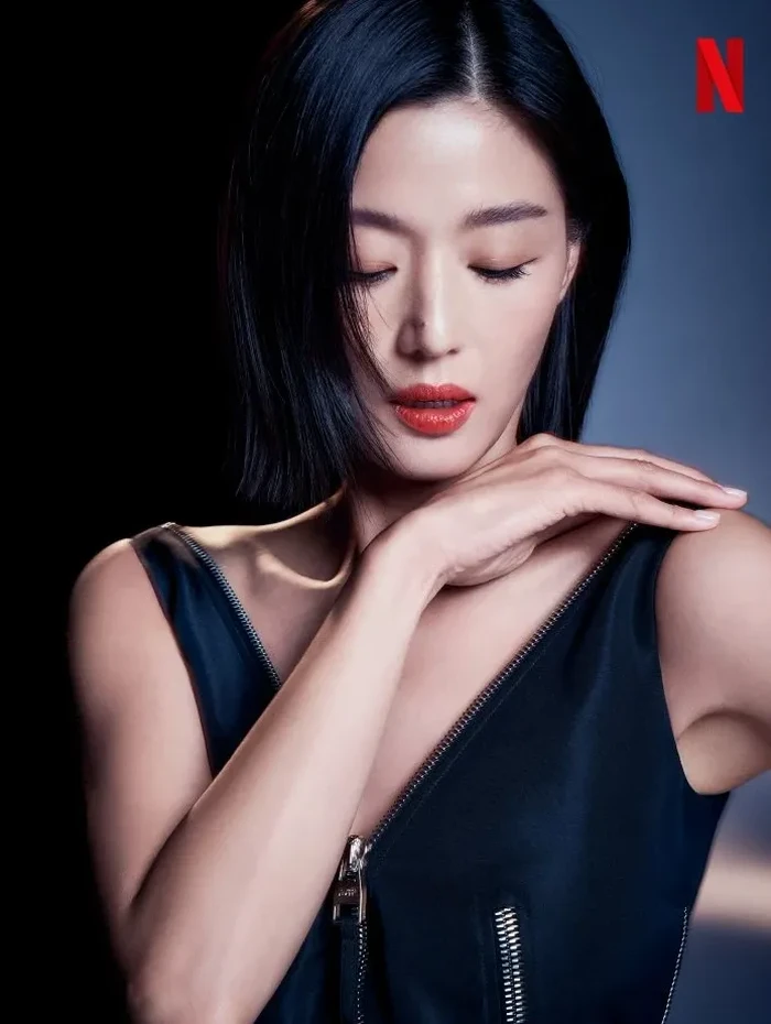 Pada Senin, (13/10) lalu, press conference untuk drama terbaru Jun Ji Hyun diadakan. Drama tersebut berjudul Jirisan yang akan tayang pada Sabtu, (23/10) mendatang menggantikan Hometown Cha Cha Cha./Foto: hancinema.net