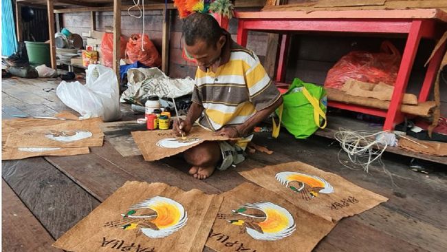 Kerajinan tangan kulit kayu bisa menjadi salah satu ide buah tangan saat wisata di Papua.