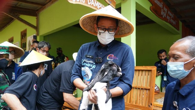 Sandiaga Uno menyerahkan penghargaan Anugerah Desa Wisata Indonesia (ADWI) 2021 kepada Desa Wisata Pandanrejo, Purworejo, Jawa Tengah, pada Selasa (12/10).