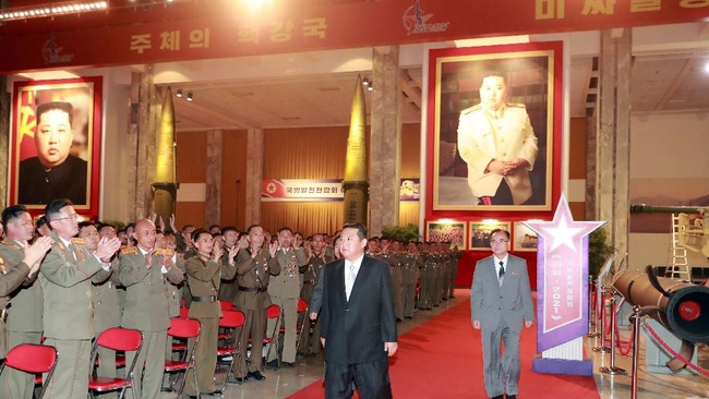 Kim Jong-un membawa istri dan juga bibinya, Kim Kyong-hui, yang merupakan istri dari pamannya yang dieksekusi mati pada 2013 lalu.