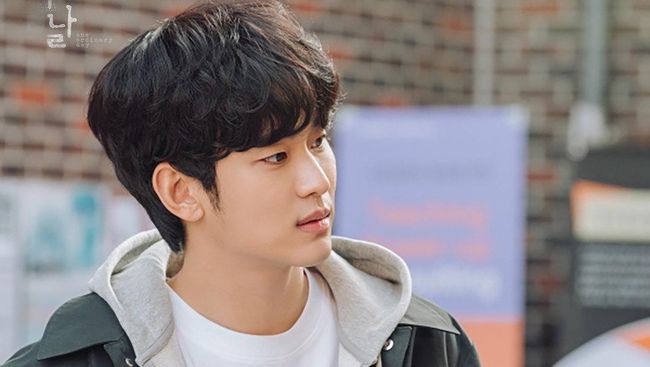 Kim Soo-hyun terlihat begitu putus asa dengan baju tahanannya dalam poster terbaru drama One Ordinary Day.