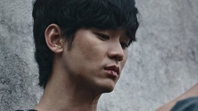 Kim Soo-hyun Akhirnya Muncul ke Publik, Menangis dan Minta Maaf